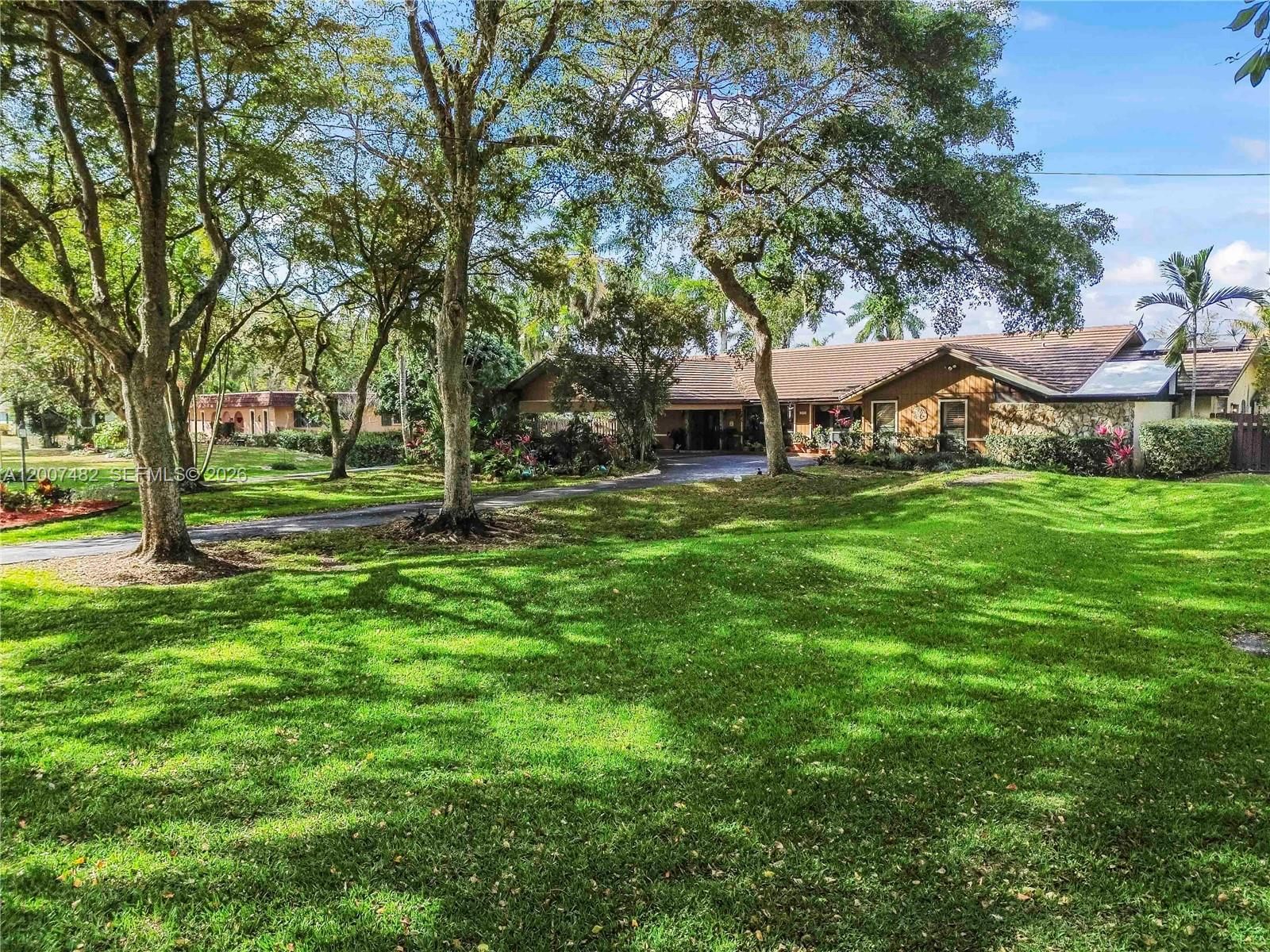 Real estate property located at 10651 27th St, Broward, Davie West, Davie, FL