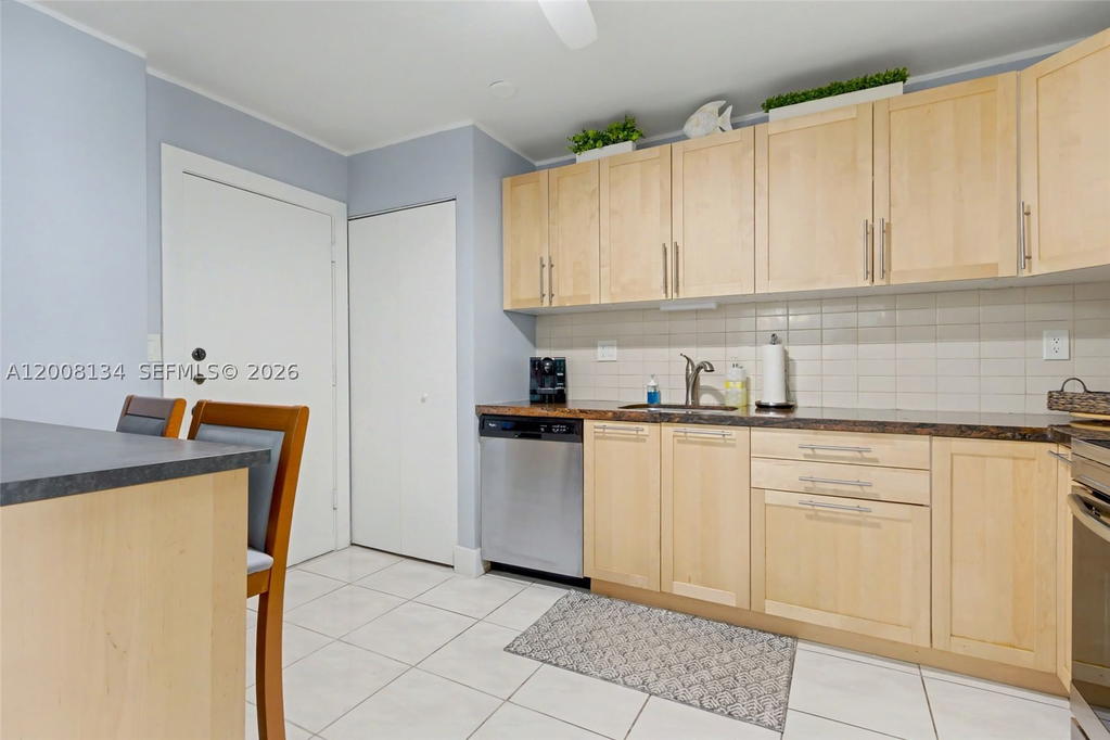 Real estate property located at 1601 Ocean Dr #305, Broward, Cambridge Towers Condo, Hollywood, FL