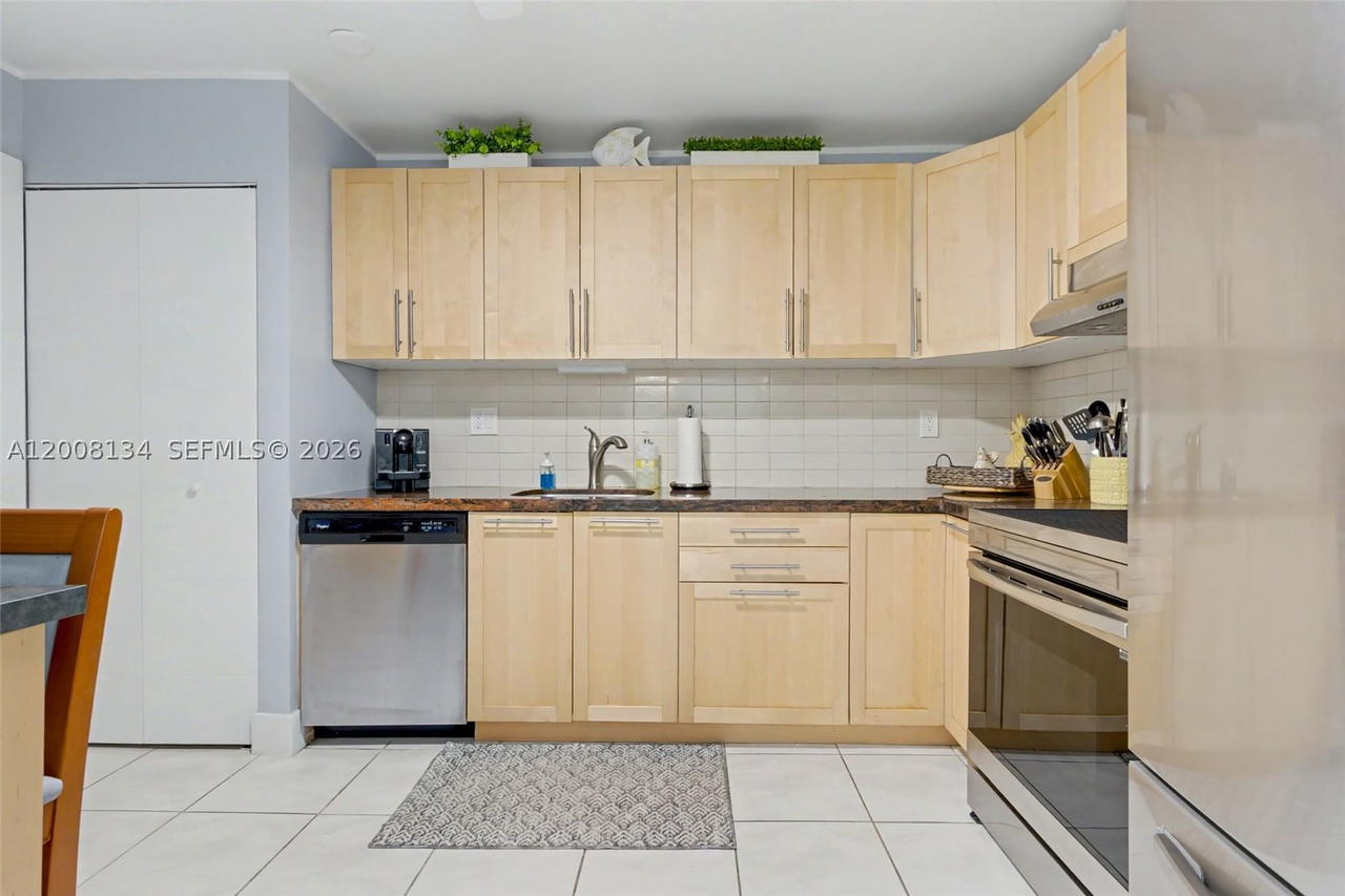 Real estate property located at 1601 Ocean Dr #305, Broward, Cambridge Towers Condo, Hollywood, FL