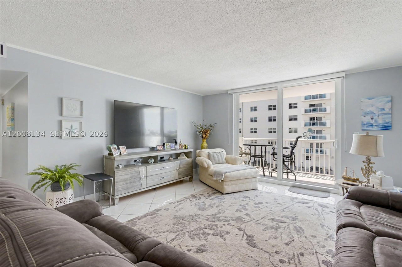 Real estate property located at 1601 Ocean Dr #305, Broward, Cambridge Towers Condo, Hollywood, FL