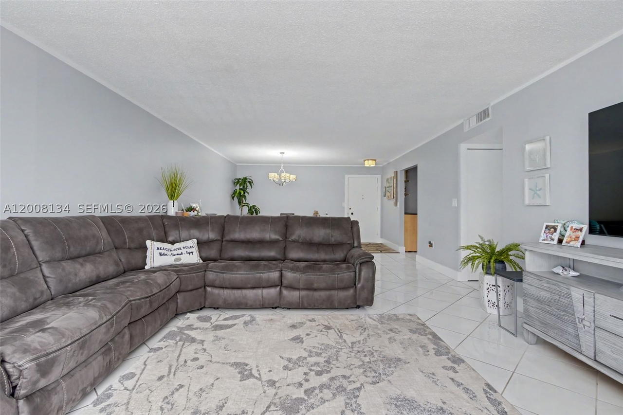 Real estate property located at 1601 Ocean Dr #305, Broward, Cambridge Towers Condo, Hollywood, FL