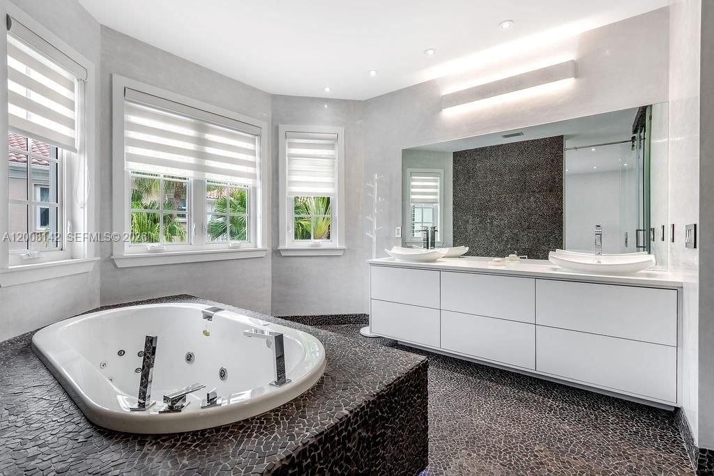 Real estate property located at 3949 194th Ln, Miami-dade, Golden Gate Estates & Mar, Sunny Isles Beach, FL