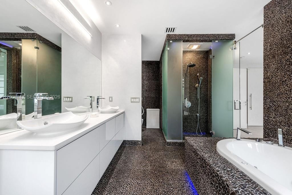 Real estate property located at 3949 194th Ln, Miami-dade, Golden Gate Estates & Mar, Sunny Isles Beach, FL