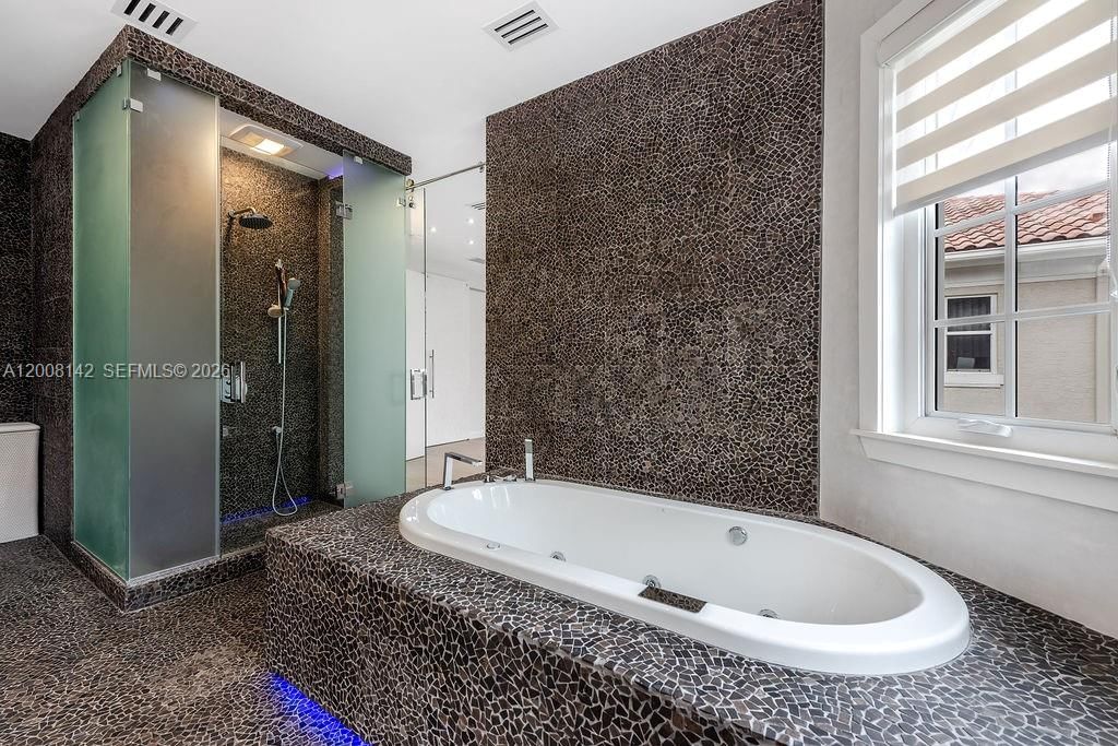 Real estate property located at 3949 194th Ln, Miami-dade, Golden Gate Estates & Mar, Sunny Isles Beach, FL