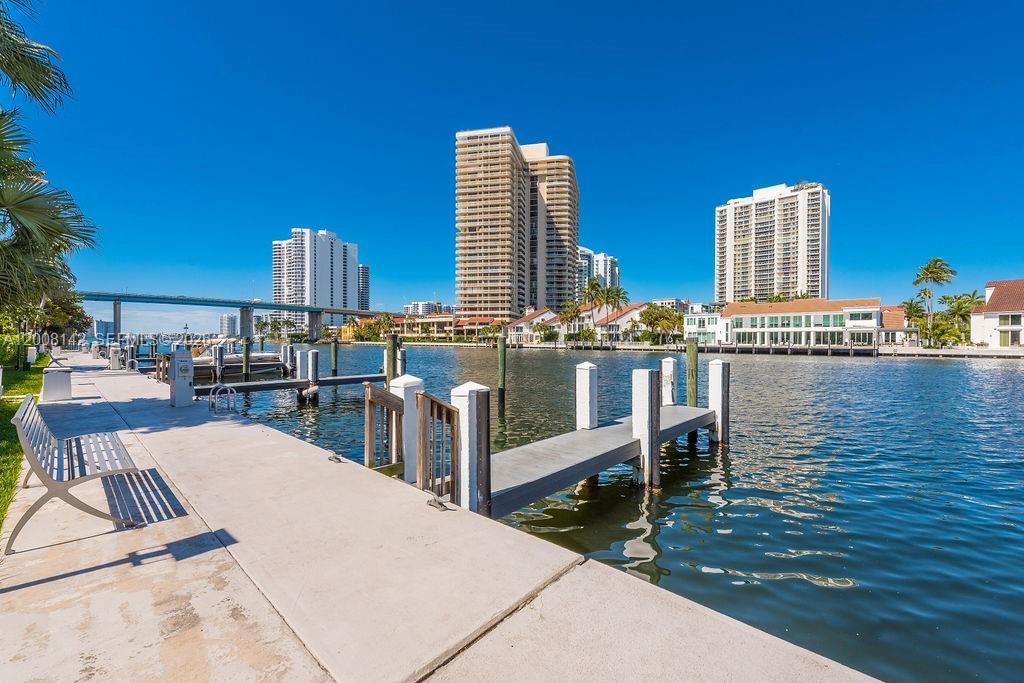 Real estate property located at 3949 194th Ln, Miami-dade, Golden Gate Estates & Mar, Sunny Isles Beach, FL