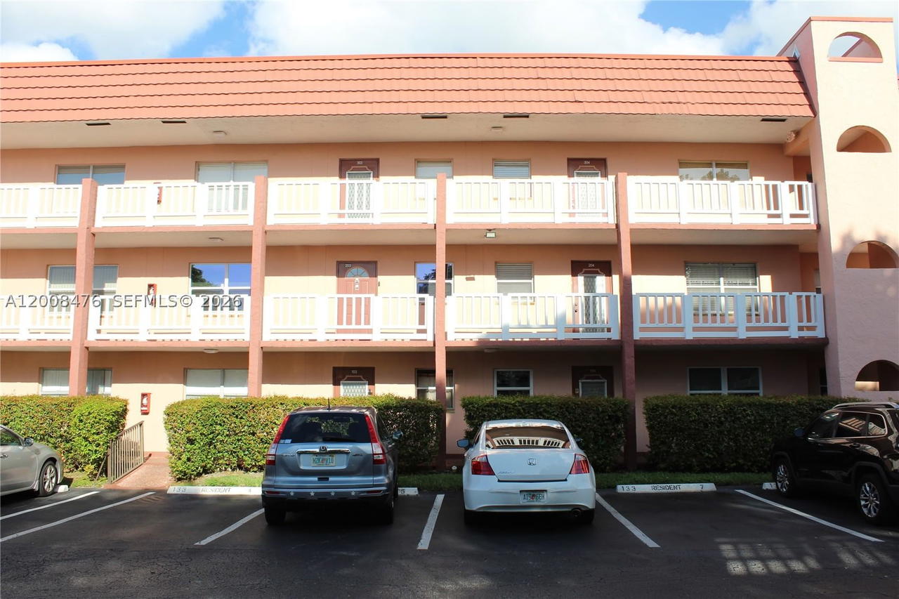 Real estate property located at 9480 Sunrise Lakes Blvd #204, Broward, Sunrise Lakes 133 Condo, Sunrise, FL
