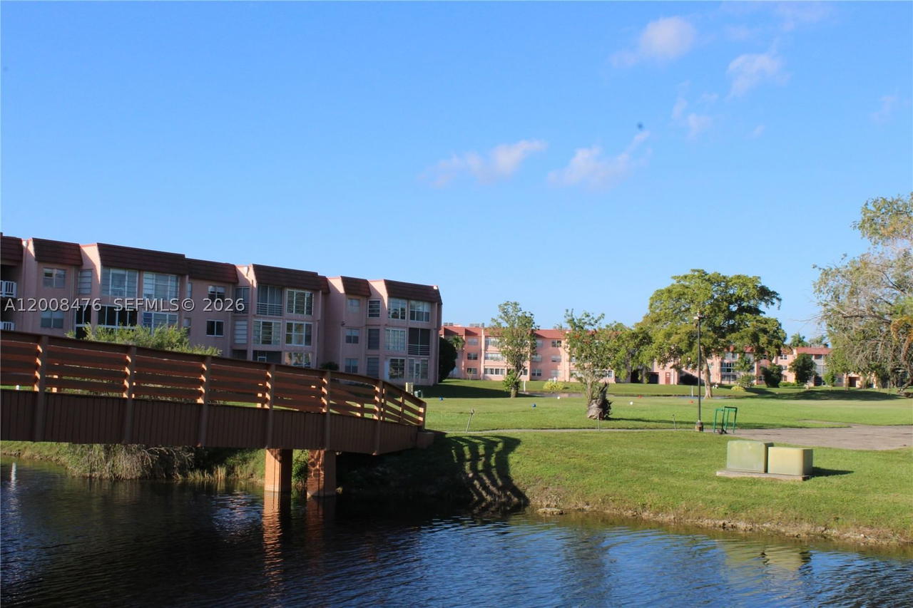 Real estate property located at 9480 Sunrise Lakes Blvd #204, Broward, Sunrise Lakes 133 Condo, Sunrise, FL