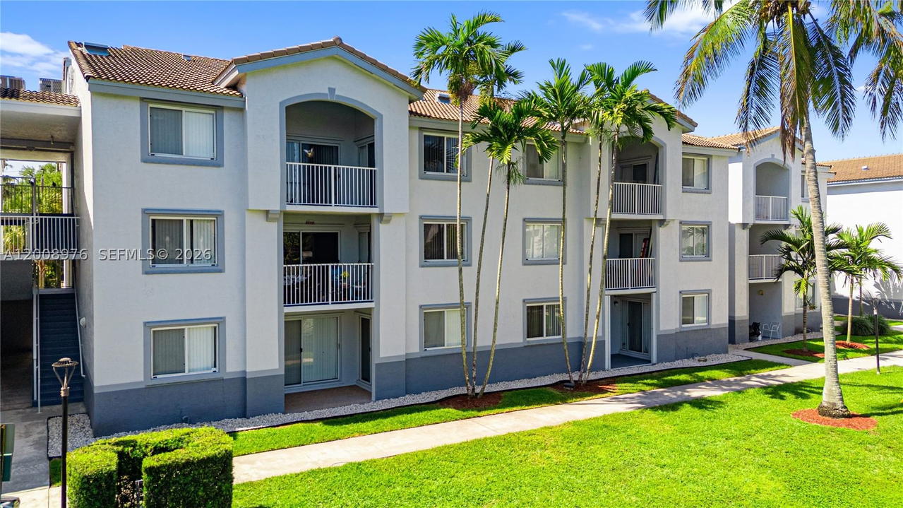 Real estate property located at 2640 University Dr #111, Broward, Royal Grand Condo, Davie, FL