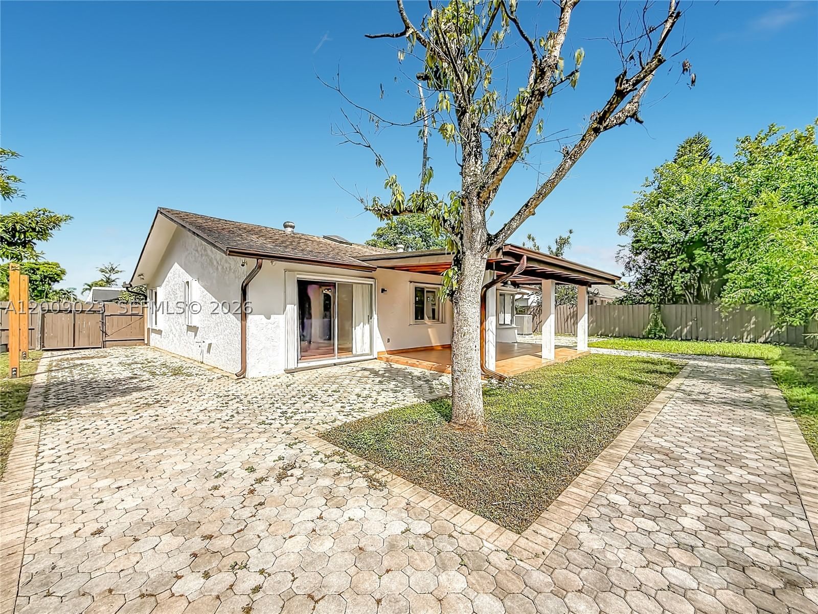 Real estate property located at 9825 132nd Ct, Miami-dade, Calusa Club Estates 5th A, Miami, FL