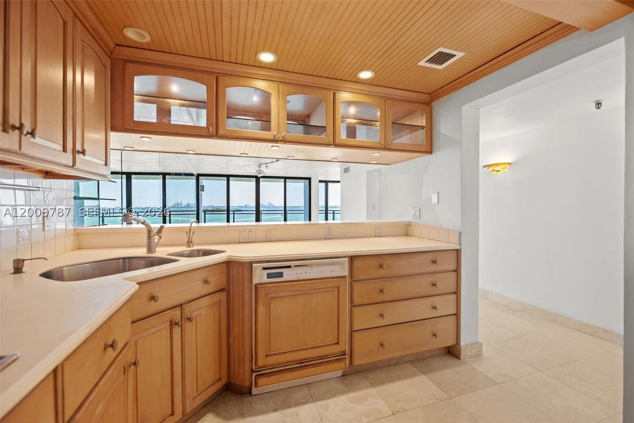 Real estate property located at 7751 Bayshore Ct #7B, Miami-dade, Coral Bay Racquet Club Co, Miami, FL