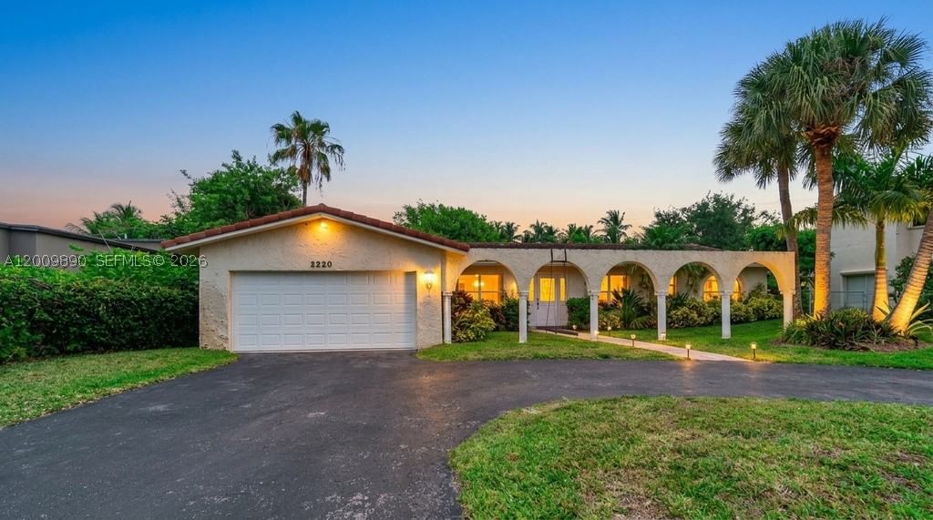 Real estate property located at 620 Lake Dasha Cir, Broward, Jacaranda Area 12, Plantation, FL