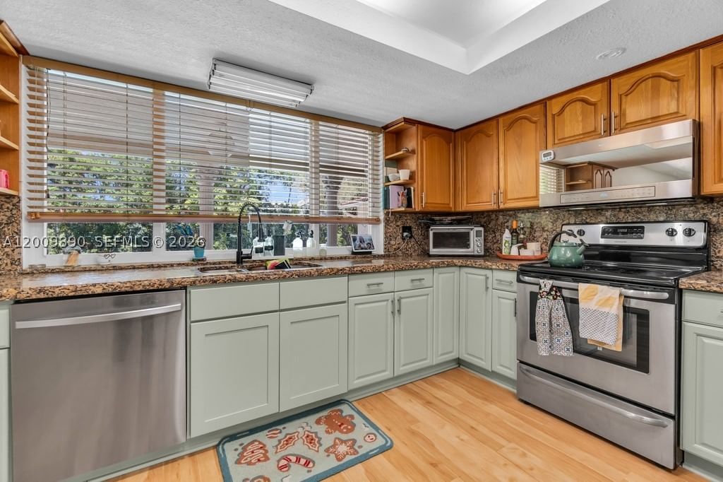 Real estate property located at 620 Lake Dasha Cir, Broward, Jacaranda Area 12, Plantation, FL
