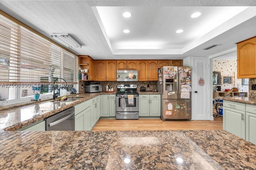 Real estate property located at 620 Lake Dasha Cir, Broward, Jacaranda Area 12, Plantation, FL
