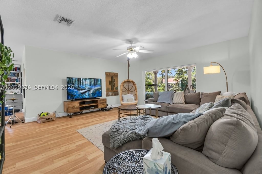 Real estate property located at 620 Lake Dasha Cir, Broward, Jacaranda Area 12, Plantation, FL