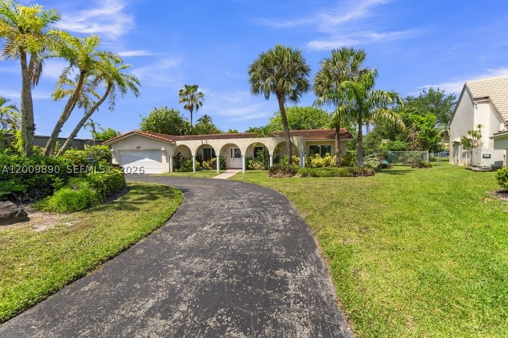 Real estate property located at 620 Lake Dasha Cir, Broward, Jacaranda Area 12, Plantation, FL