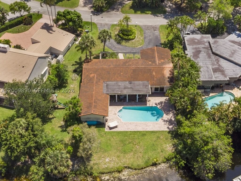Real estate property located at 620 Lake Dasha Cir, Broward, Jacaranda Area 12, Plantation, FL