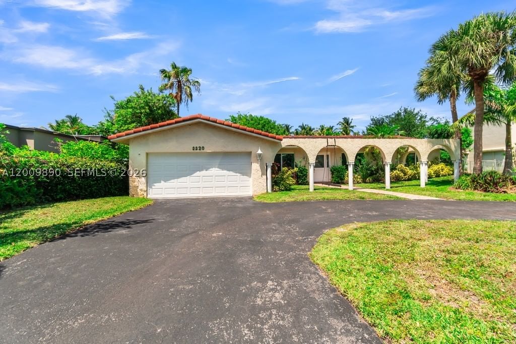 Real estate property located at 620 Lake Dasha Cir, Broward, Jacaranda Area 12, Plantation, FL