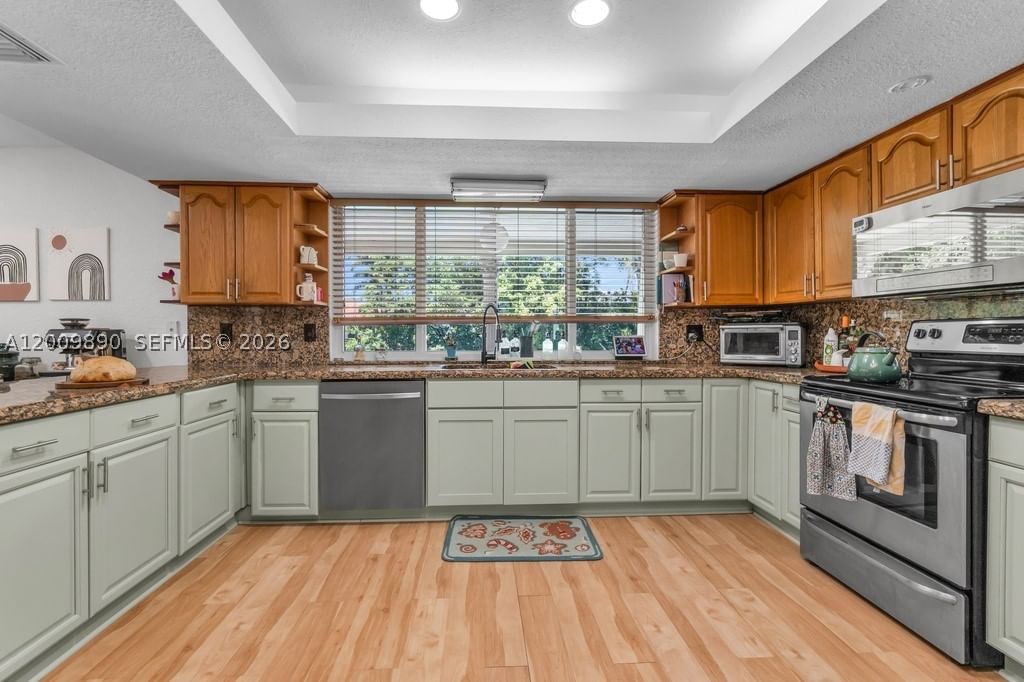 Real estate property located at 620 Lake Dasha Cir, Broward, Jacaranda Area 12, Plantation, FL