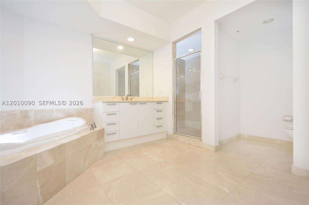 Real estate property located at 14951 Royal Oaks Ln #1609, Miami-dade, The Oaks I Condo, North Miami, FL