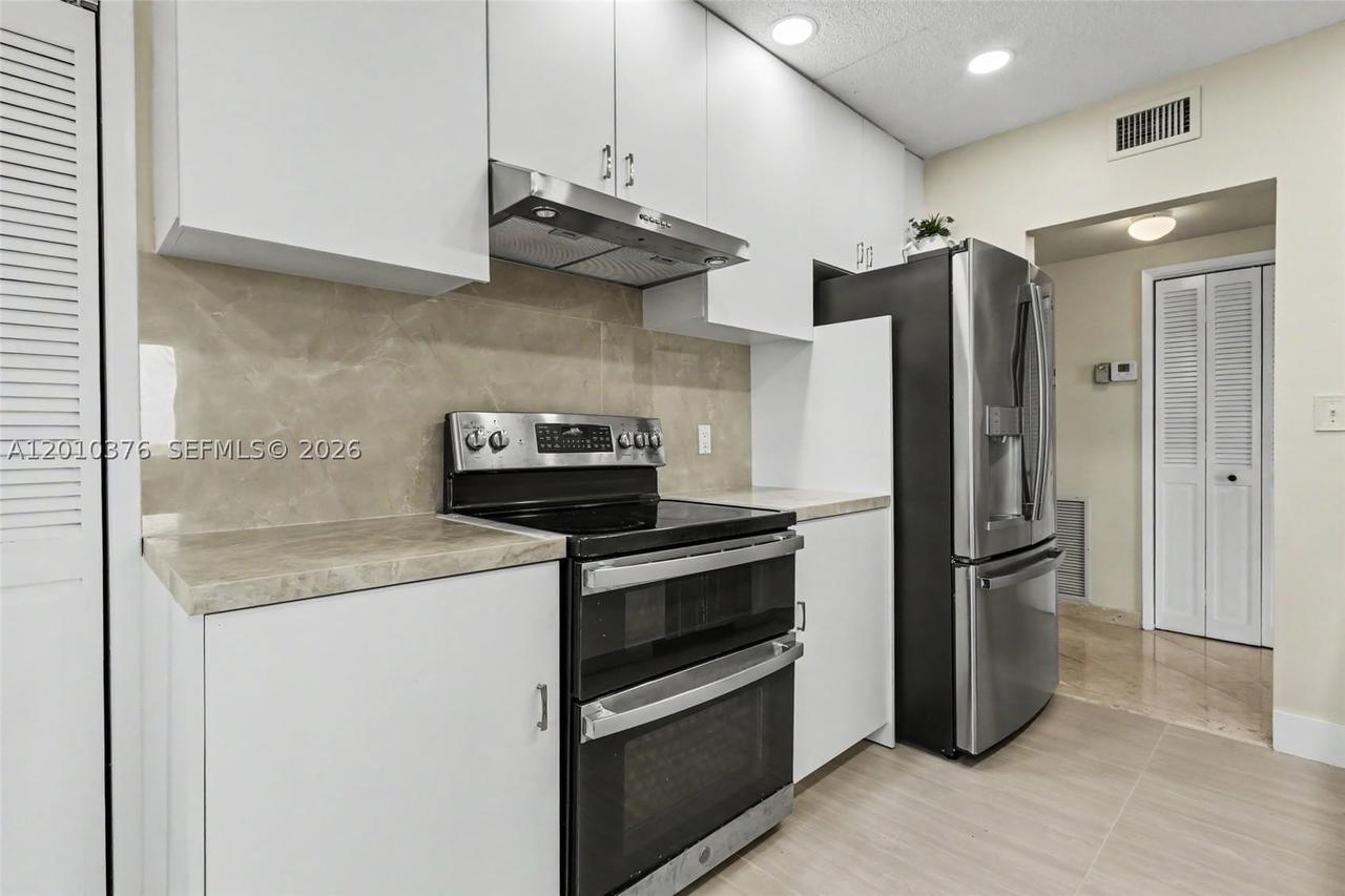 Real estate property located at 3800 Hillcrest Dr #1211, Broward, Hillcrest East No 25 Cond, Hollywood, FL