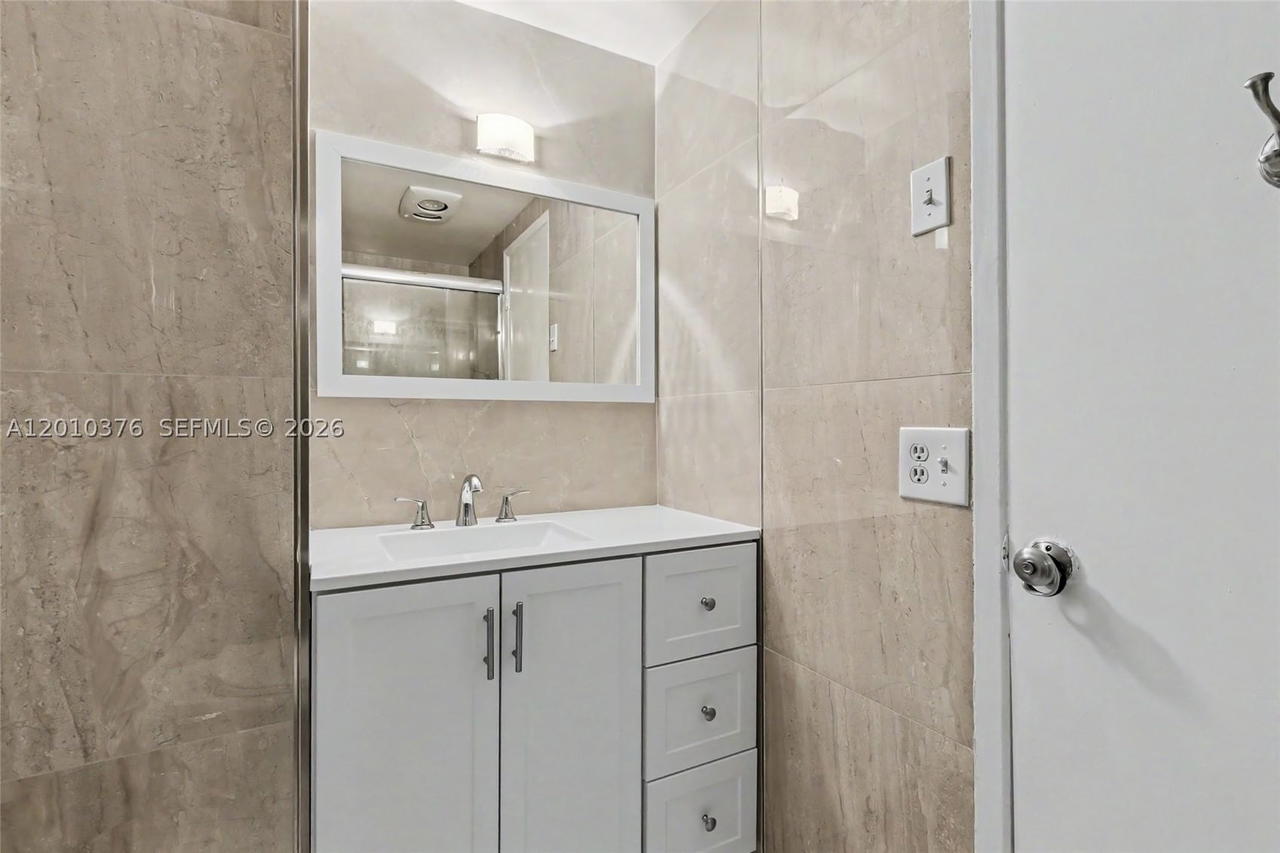 Real estate property located at 3800 Hillcrest Dr #1211, Broward, Hillcrest East No 25 Cond, Hollywood, FL