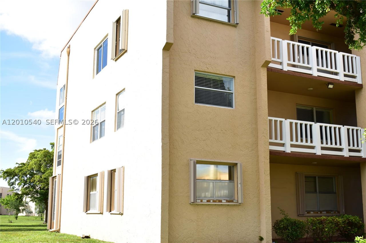 Real estate property located at 9321 Sunrise Lakes Blvd #201, Broward, Sunrise Lakes 94 Condo, Sunrise, FL
