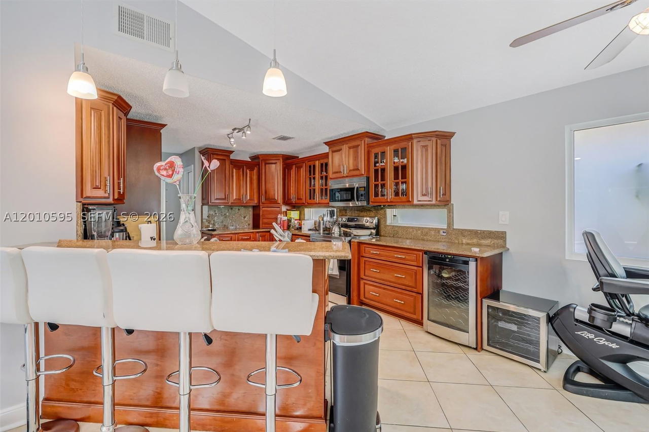 Real estate property located at 1065 Weeping Willow Way, Broward, West Lake Village Plat, Hollywood, FL