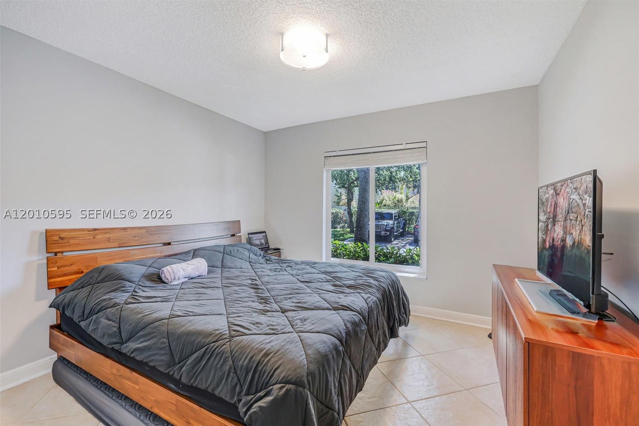 Real estate property located at 1065 Weeping Willow Way, Broward, West Lake Village Plat, Hollywood, FL