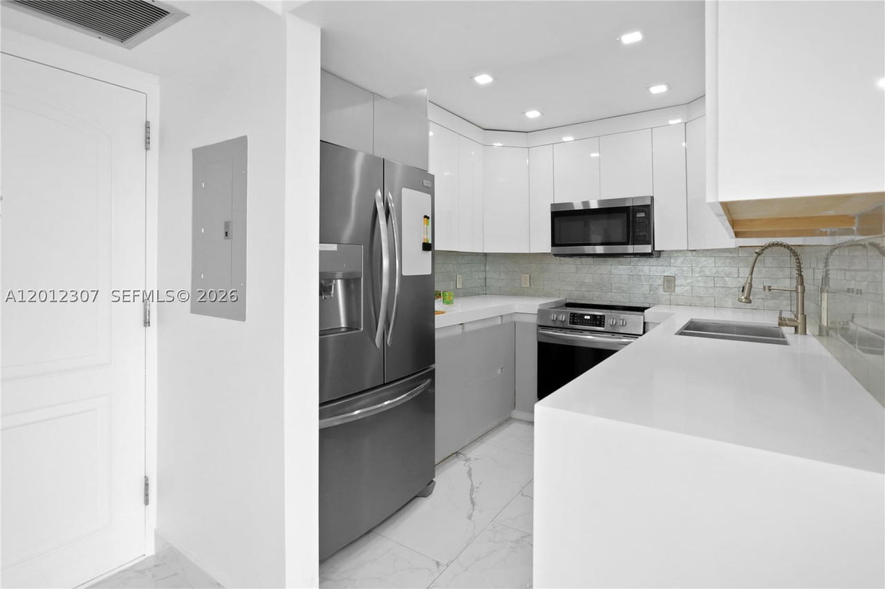 Real estate property located at 3675 Country Club Dr #2008, Miami-dade, Aventura Eldorado Condo, Aventura, FL