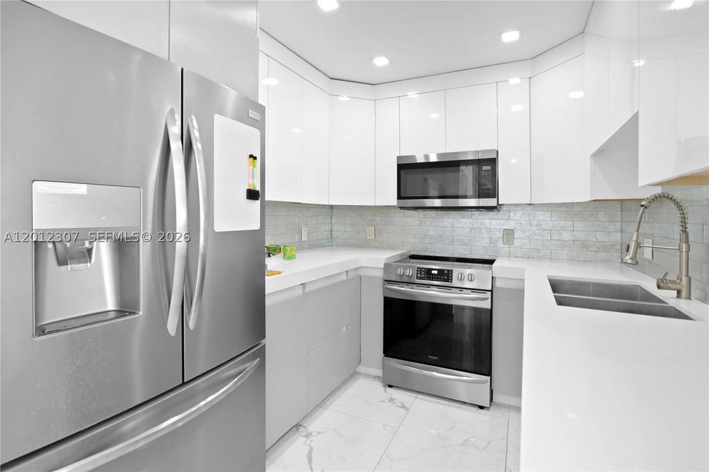 Real estate property located at 3675 Country Club Dr #2008, Miami-dade, Aventura Eldorado Condo, Aventura, FL