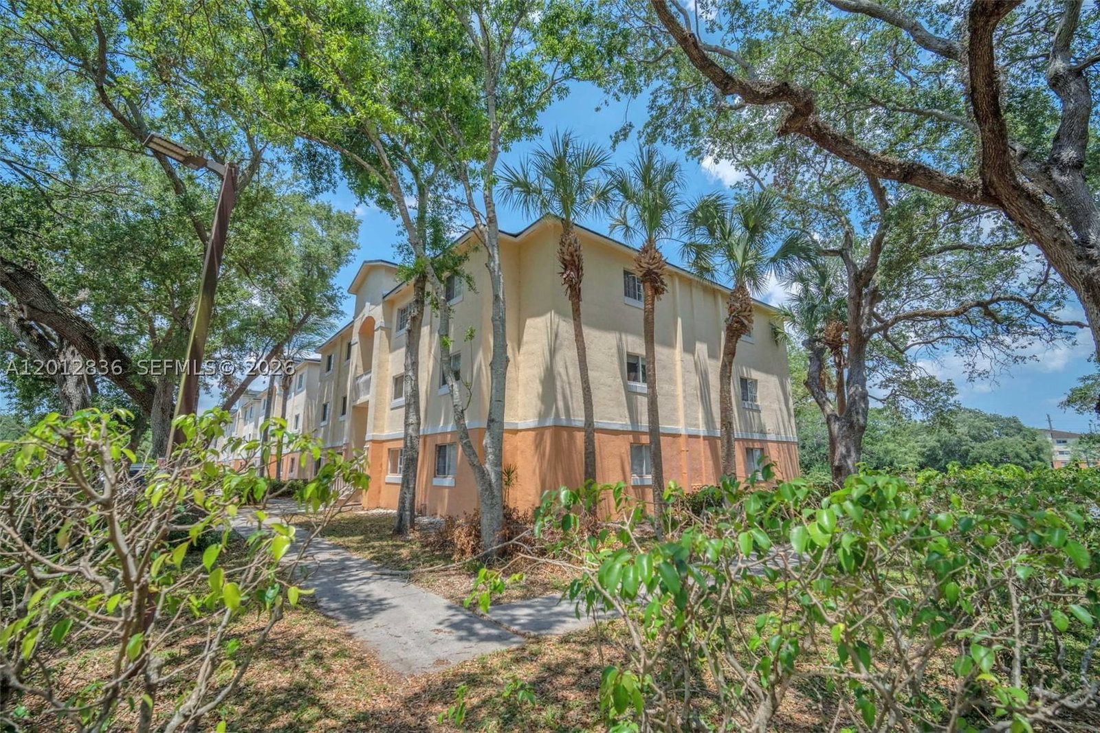 Real estate property located at 3690 56th Ave #903, Broward, Lakewood At Emerald Hills, Hollywood, FL