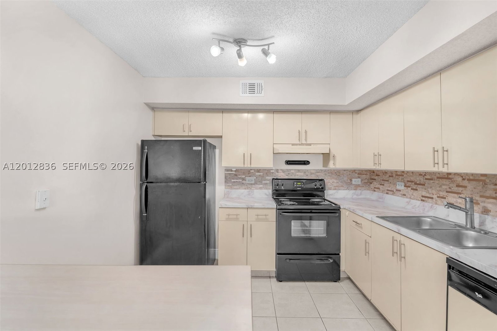 Real estate property located at 3690 56th Ave #903, Broward, Lakewood At Emerald Hills, Hollywood, FL