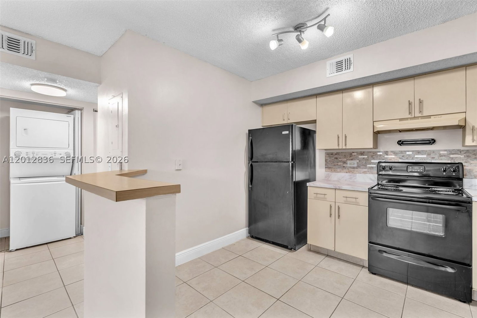 Real estate property located at 3690 56th Ave #903, Broward, Lakewood At Emerald Hills, Hollywood, FL