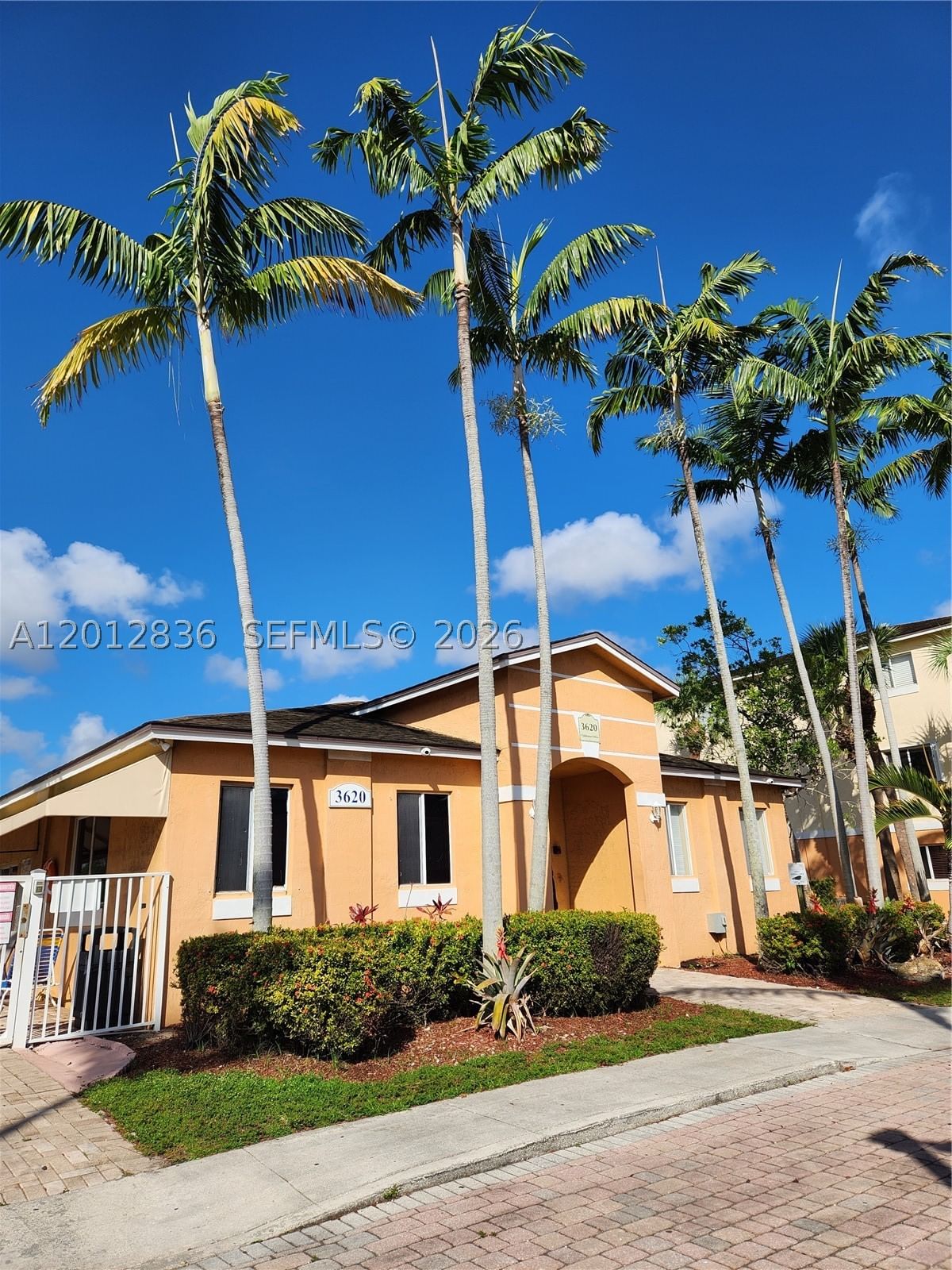 Real estate property located at 3690 56th Ave #903, Broward, Lakewood At Emerald Hills, Hollywood, FL