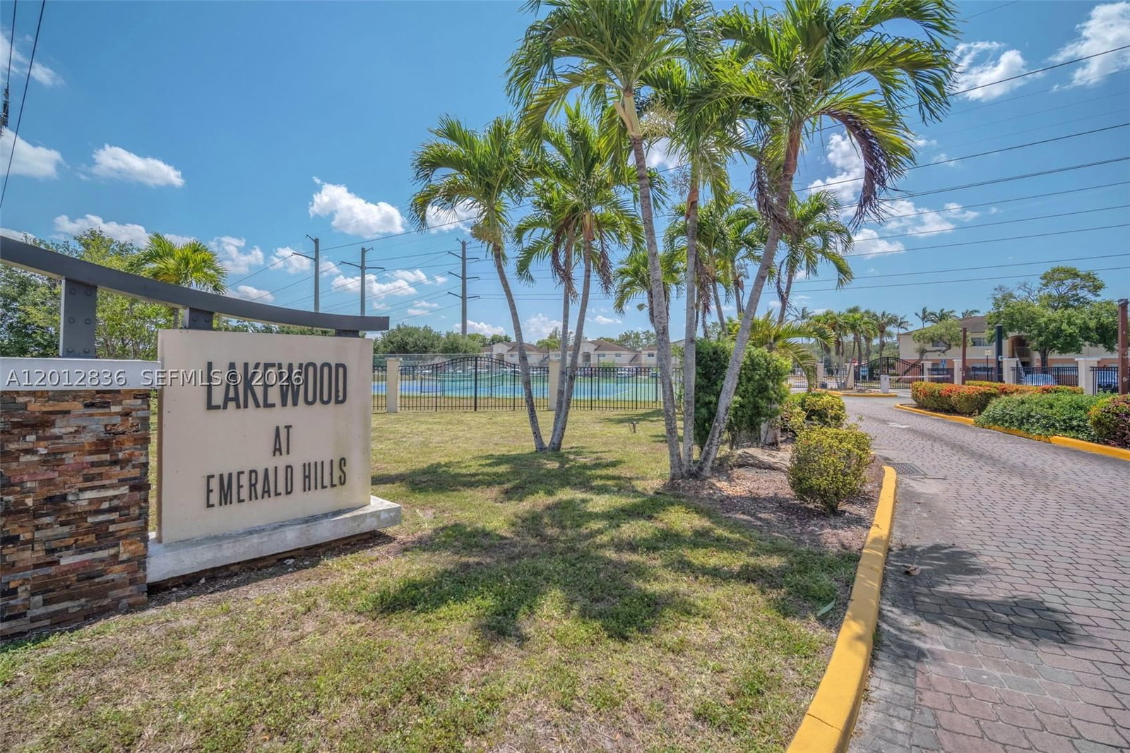 Real estate property located at 3690 56th Ave #903, Broward, Lakewood At Emerald Hills, Hollywood, FL