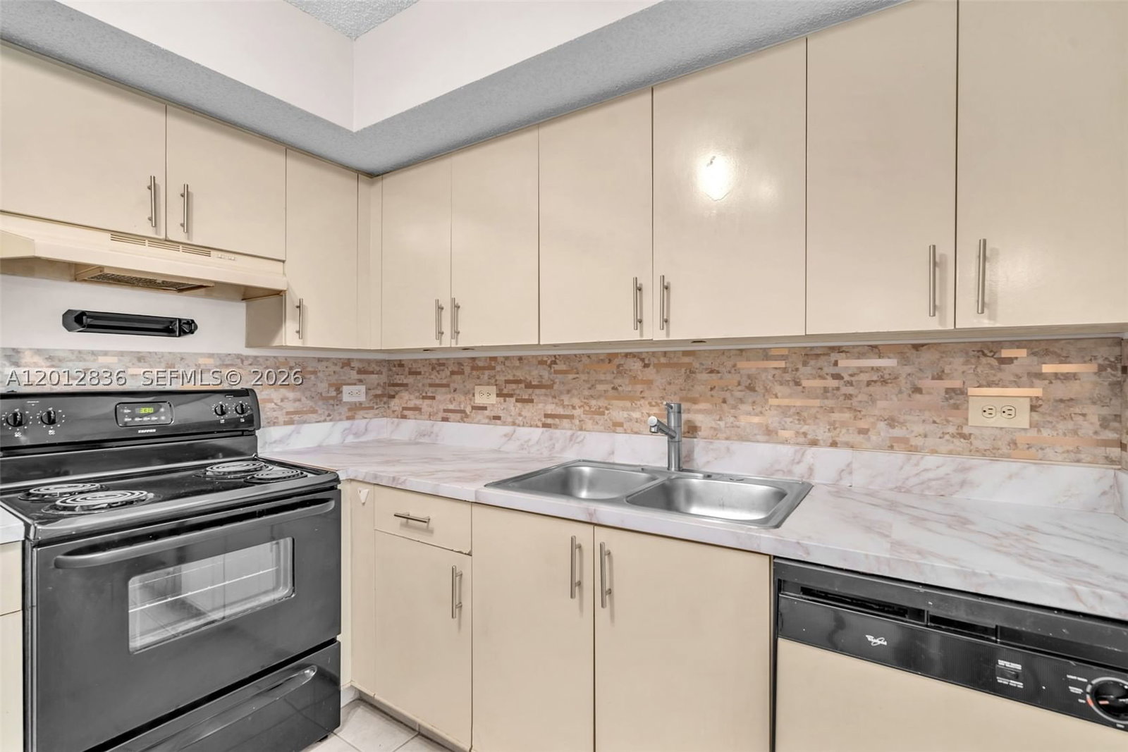 Real estate property located at 3690 56th Ave #903, Broward, Lakewood At Emerald Hills, Hollywood, FL