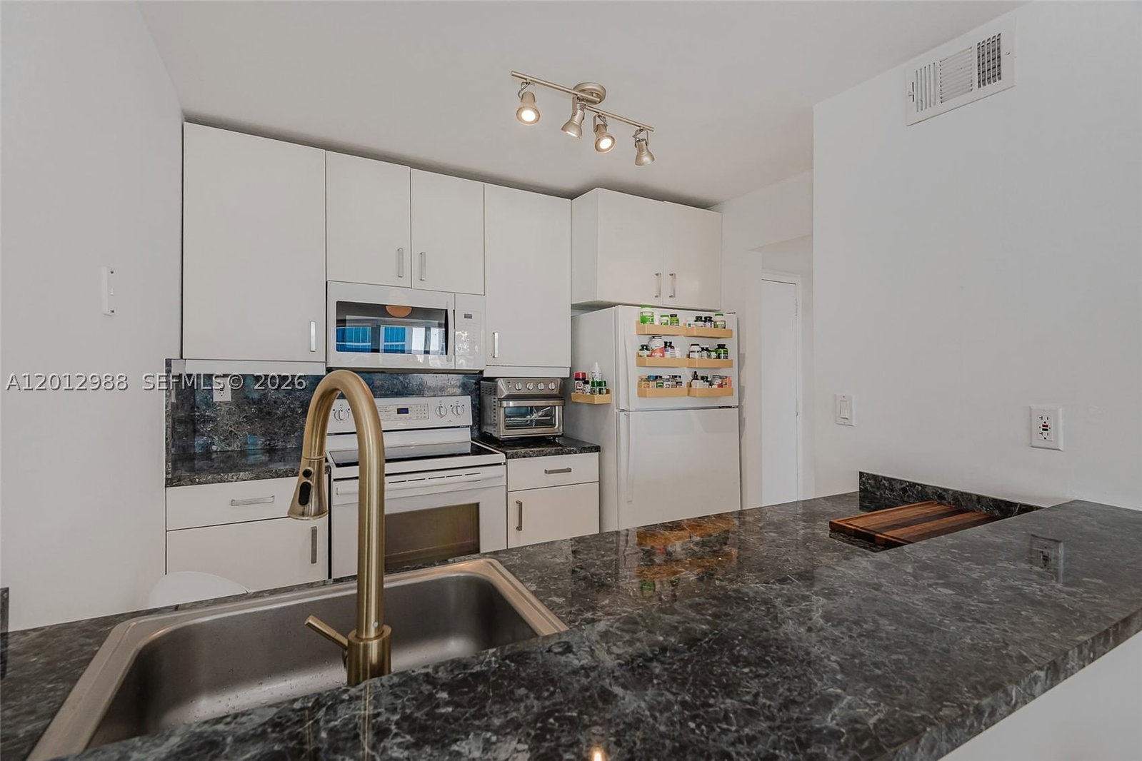 Real estate property located at 600 36th St #706, Miami-dade, Charter Club Condo, Miami, FL