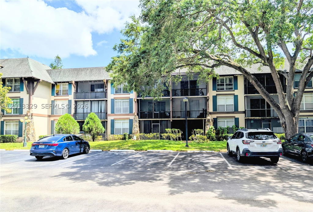 Real estate property located at 3740 Inverrary Dr #2B, Broward, International Village At, Lauderhill, FL