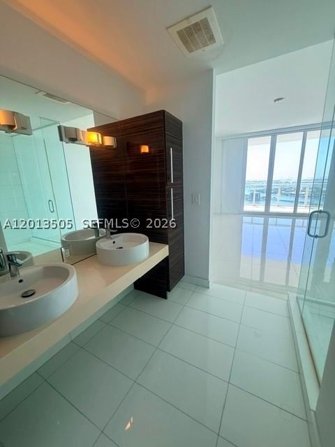 Real estate property located at 2020 Bayshore Dr #3804, Miami-dade, Paramount Bay Condo, Miami, FL