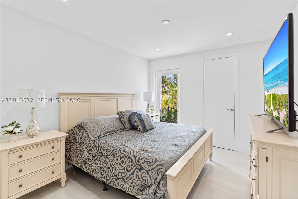 Real estate property located at 3188 211th Ter, Miami-dade, Aventura Lakes - Phase Ii, Aventura, FL