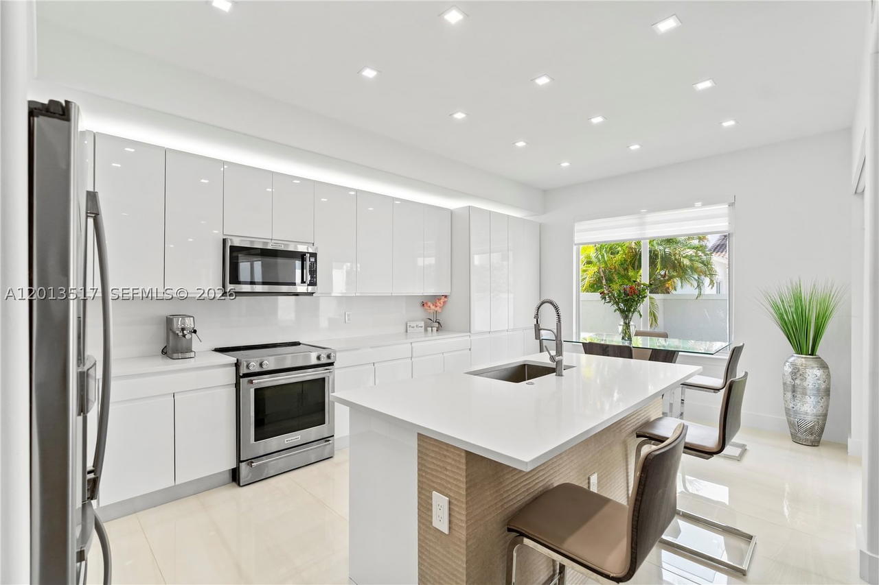 Real estate property located at 3188 211th Ter, Miami-dade, Aventura Lakes - Phase Ii, Aventura, FL