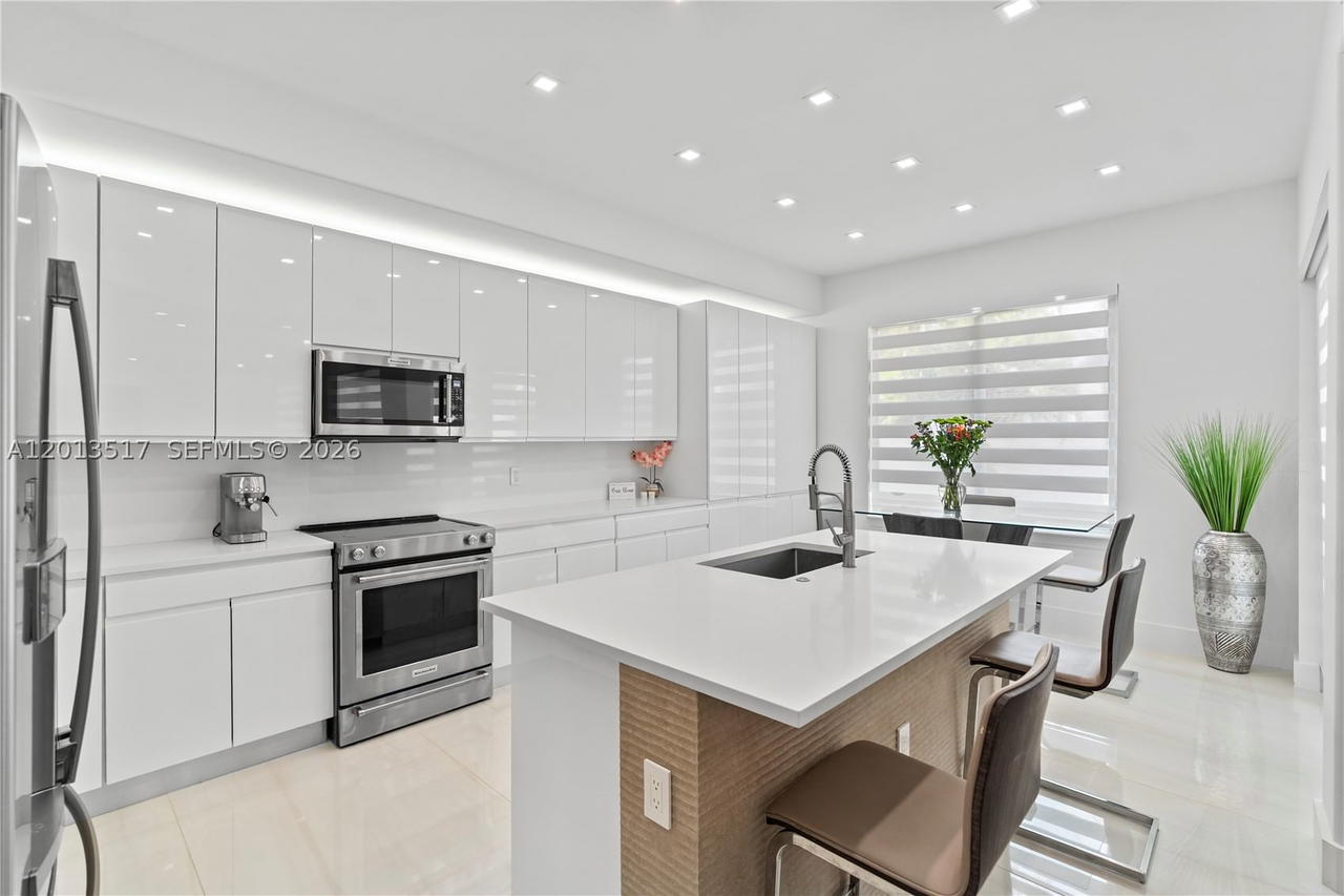 Real estate property located at 3188 211th Ter, Miami-dade, Aventura Lakes - Phase Ii, Aventura, FL