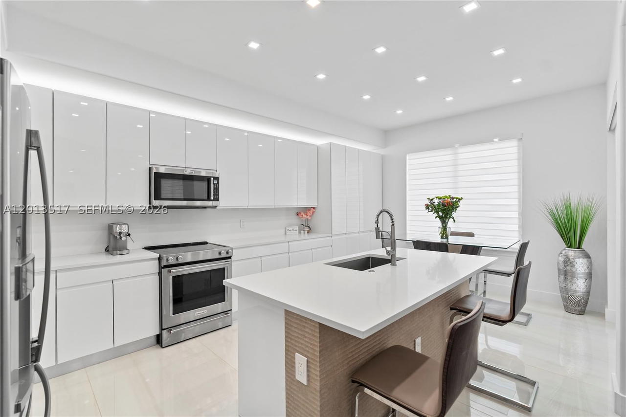 Real estate property located at 3188 211th Ter, Miami-dade, Aventura Lakes - Phase Ii, Aventura, FL