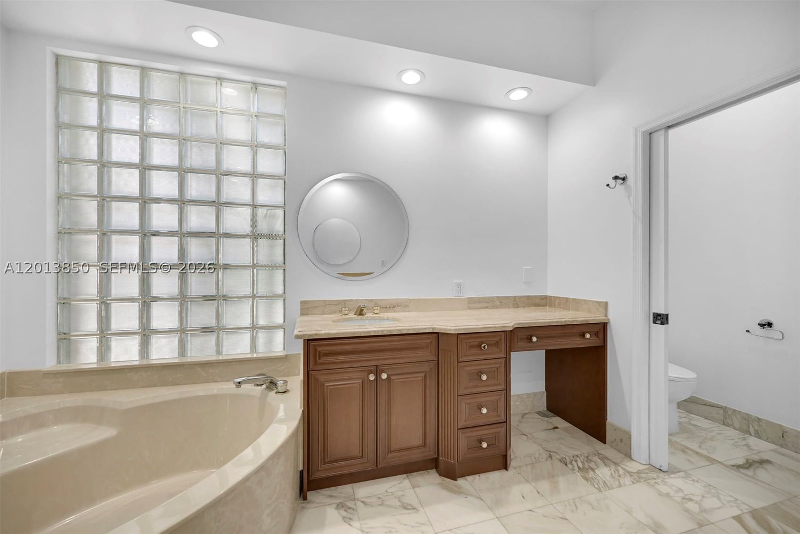 Real estate property located at 2468 Bay Isle Court, Broward, Sector 7 - Parcels F G H, Weston, FL