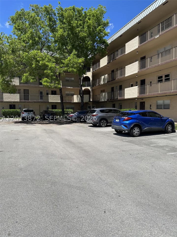 Real estate property located at 6061 Falls Cir Dr #106, Broward, Inverrary Country Club, Lauderhill, FL