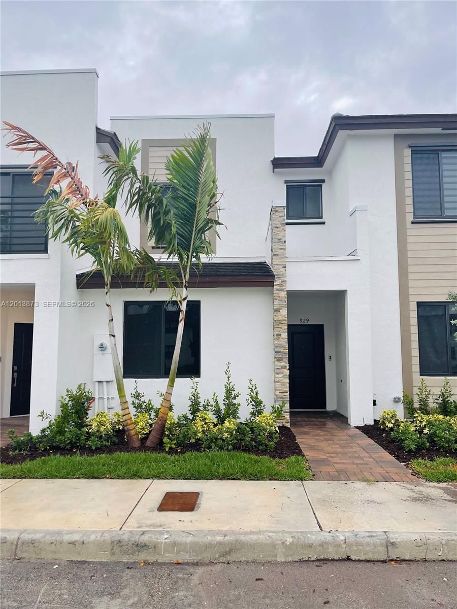 Real estate property located at 929 211th St, Miami-dade, Via Ventura Neighborhood, Miami, FL
