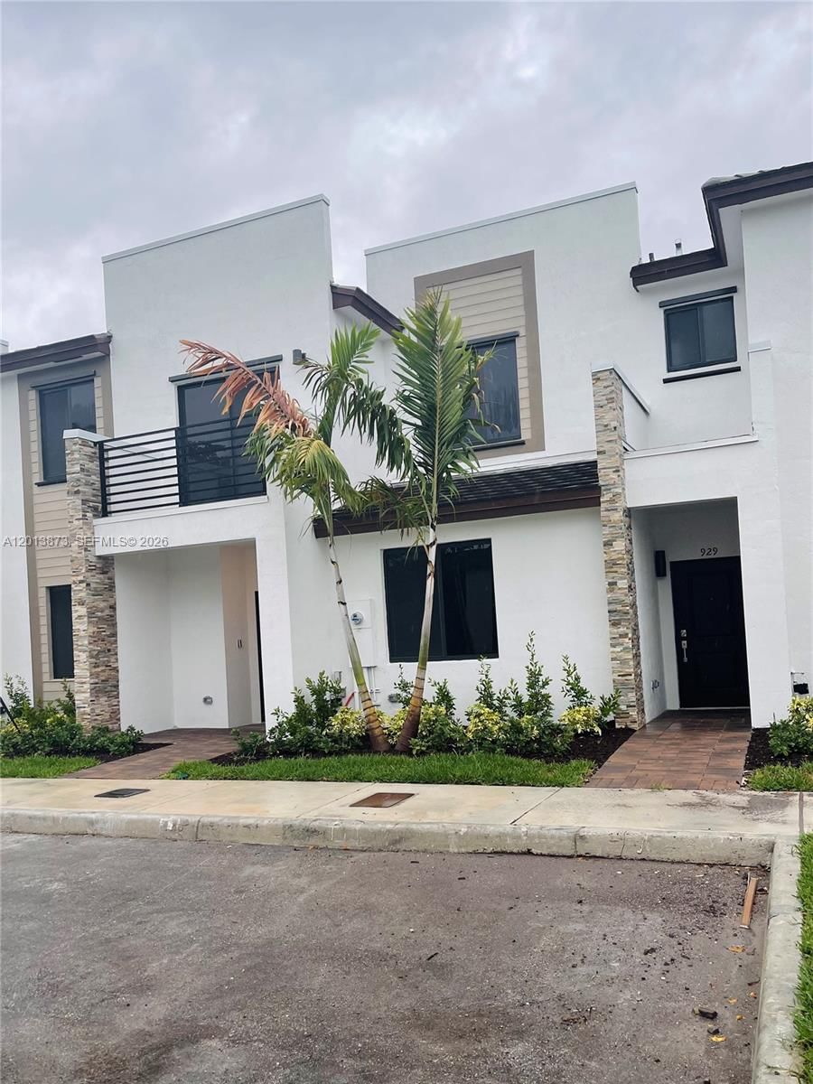 Real estate property located at 929 211th St, Miami-dade, Via Ventura Neighborhood, Miami, FL