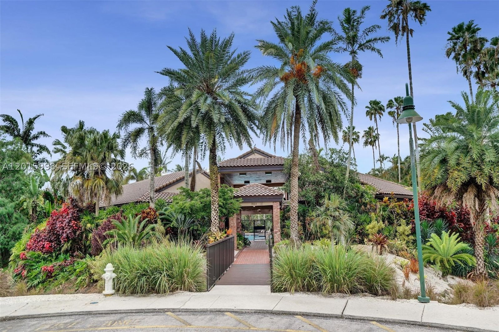 Real estate property located at 10403 Santiago St, Broward, Embassy Lakes, Cooper City, FL