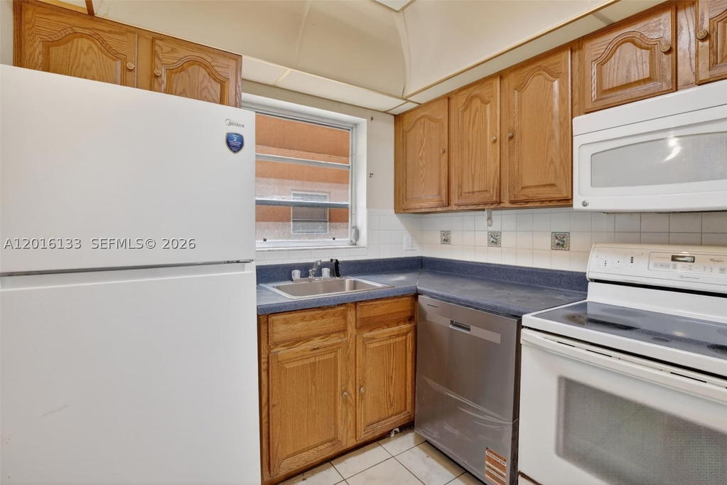 Real estate property located at 3048 Sunrise Lakes Dr #220, Broward, Quail Run Of Sunrise, Sunrise, FL