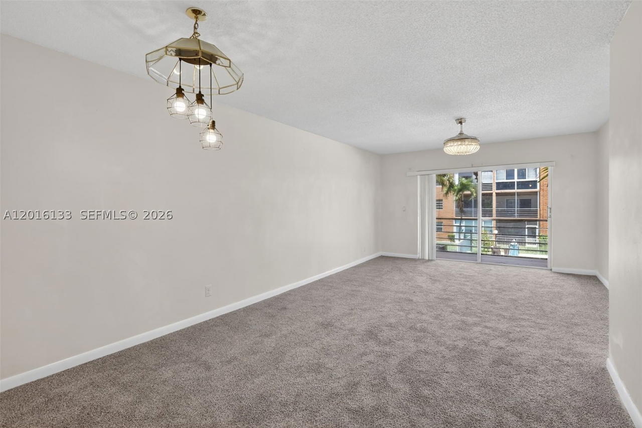 Real estate property located at 3048 Sunrise Lakes Dr #220, Broward, Quail Run Of Sunrise, Sunrise, FL